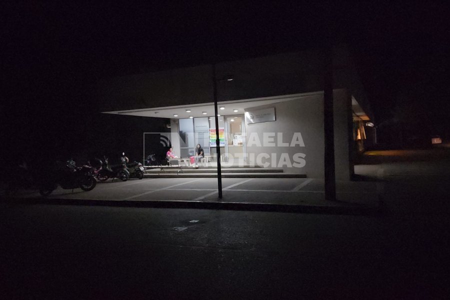 La guardia del Hospital, una isla de luz en medio del apag&oacute;n.