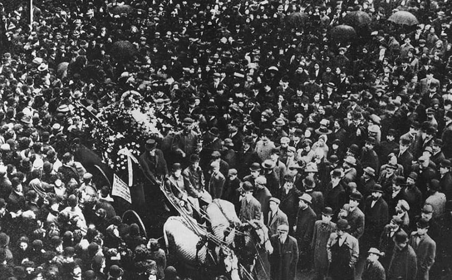 Cortejo f&uacute;nebre tras &ldquo;El Desastre de la Triangle Waist Co.&rdquo; (Amnist&iacute;a Internacional Espa&ntilde;a)
