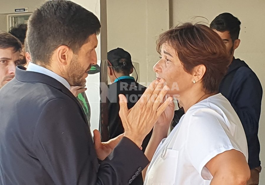 El gobernador Pullaro dialogando con la directora de la escuela Pizzurno, Ivana Giraudo.
