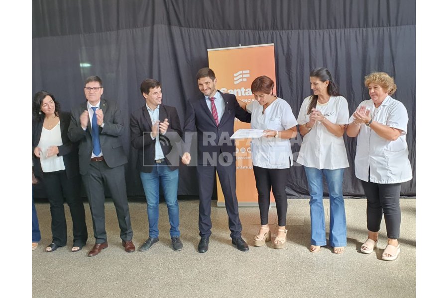 Pullaro y autoridades, luego de la entrega del aporte.