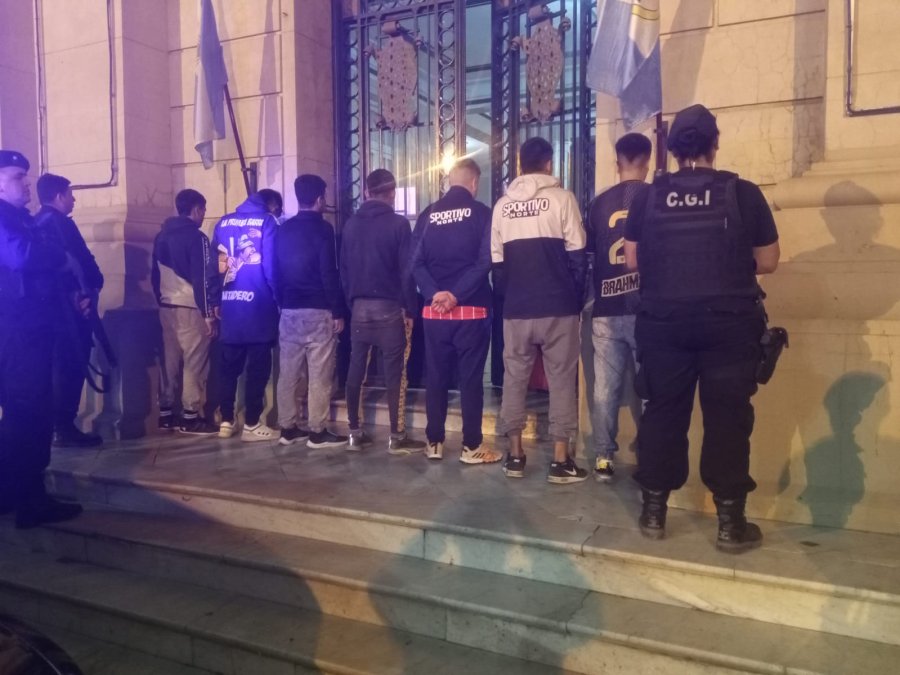 Los detenidos, al momento de ser trasladados a sede policial.