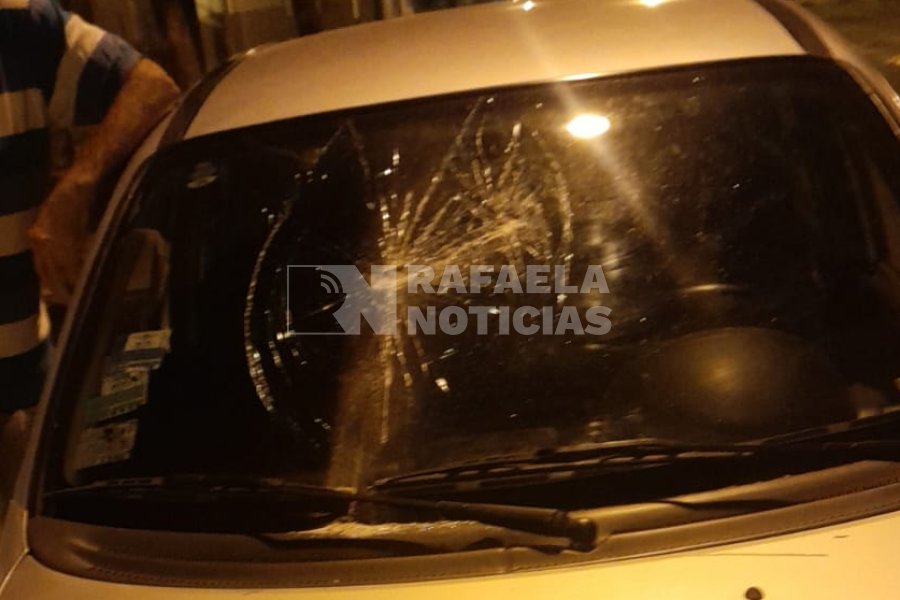Un auto termin&oacute; con el parabrisas destrozado