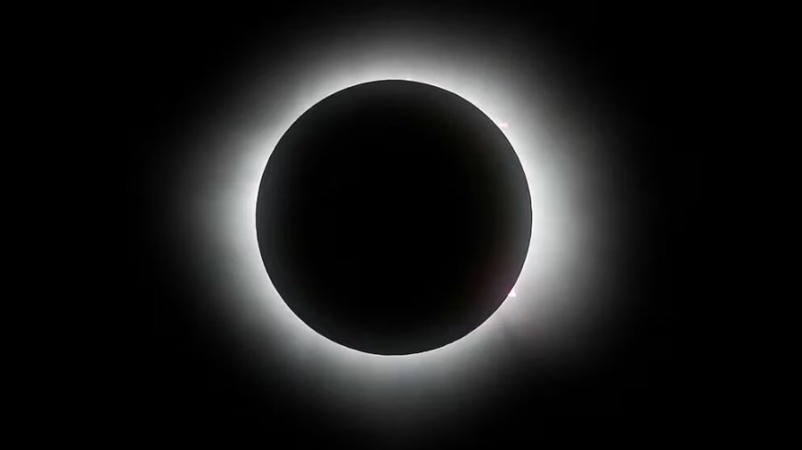 El eclipse solar total posibilit&oacute; observar las llamaradas solares de color rosado en la corona del astro rey (REUTERS/Henry Romero )