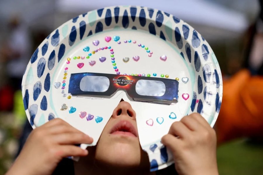 Una ni&ntilde;a de 4 a&ntilde;os construy&oacute; un plato con protectores visuales oficiales para ver el eclipse (REUTERS/Andrew Kelly )