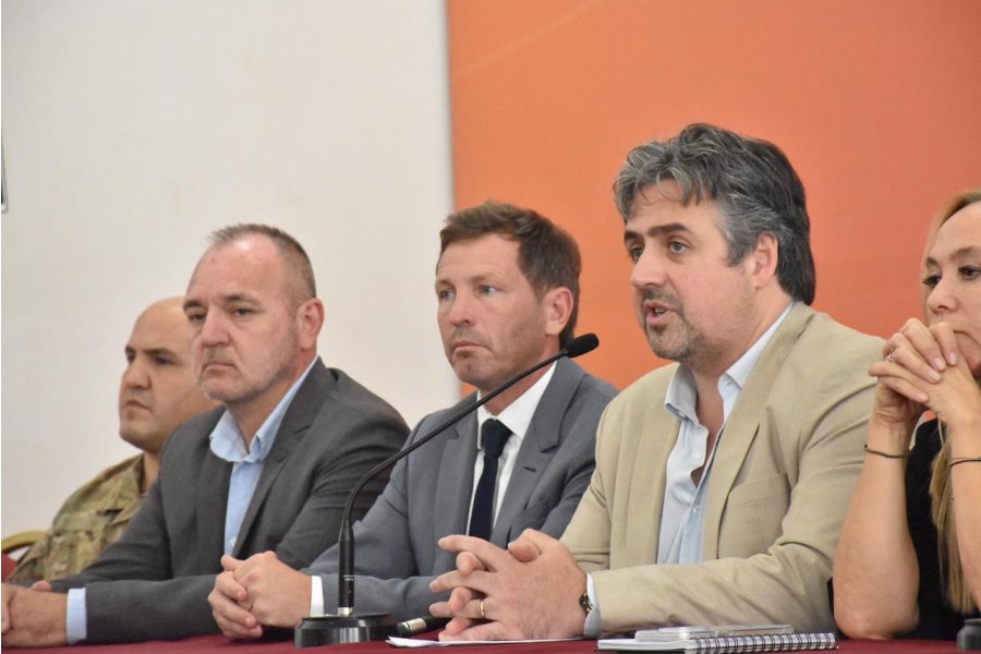 Las autoridades durante la conferencia de prensa.