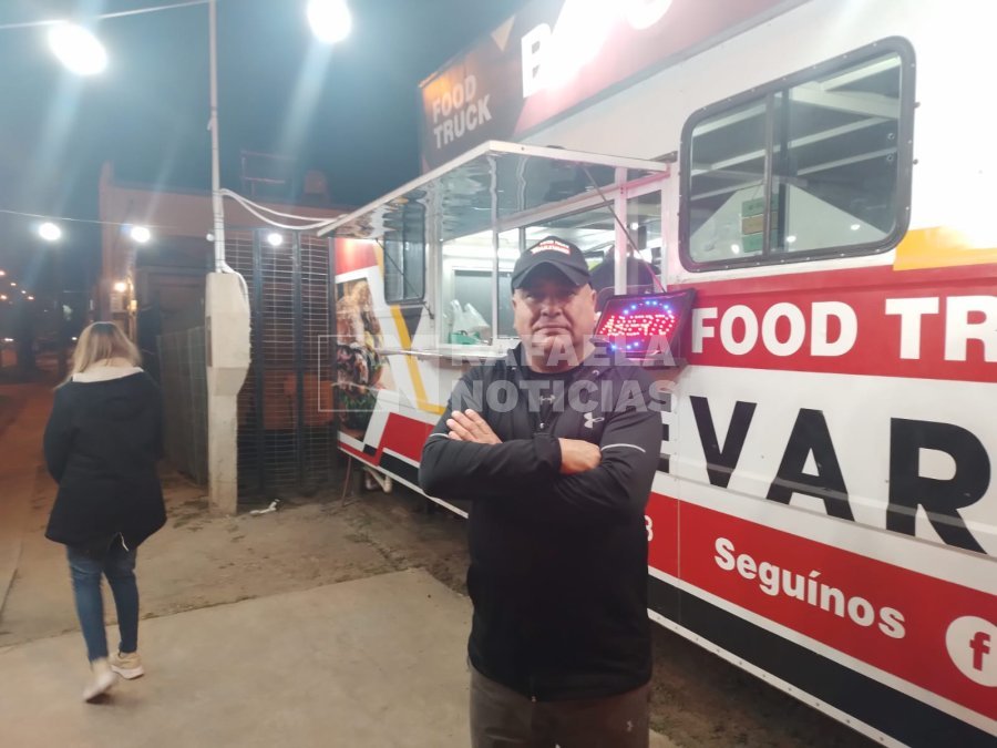 C&eacute;sar Oviedo, propietario del Food trucks