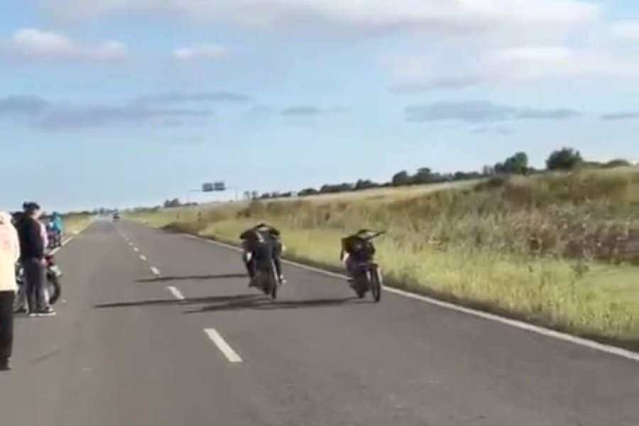 Acostados sobre sus motos, j&oacute;venes corren picadas.