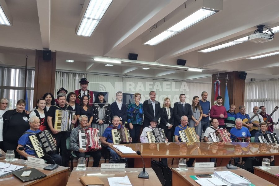 El Concejo Municipal reconoci&oacute; los 10 a&ntilde;os de trayectoria del grupo "Los Acordeones Solidarios"