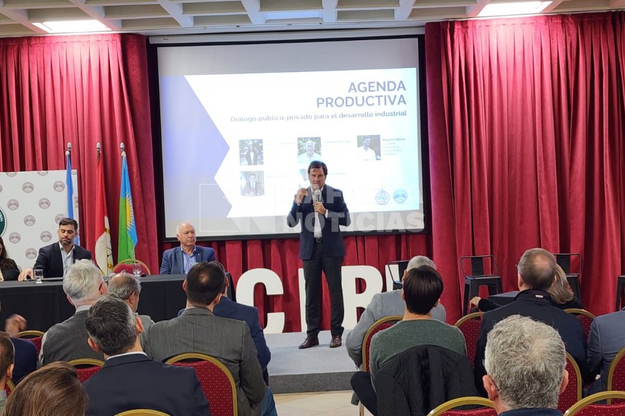 El secretario de Pymes, Marcos Ayerra, exponiendo ante los industriales rafaelinos y de la regi&oacute;n.