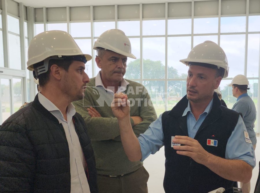 Enrico explicando detalles del plan de obras p&uacute;blicas al intendente Viotti.