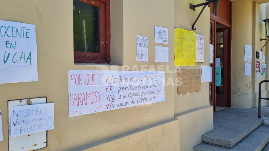 Carteles pegados en el edificio mostrando los reclamos.