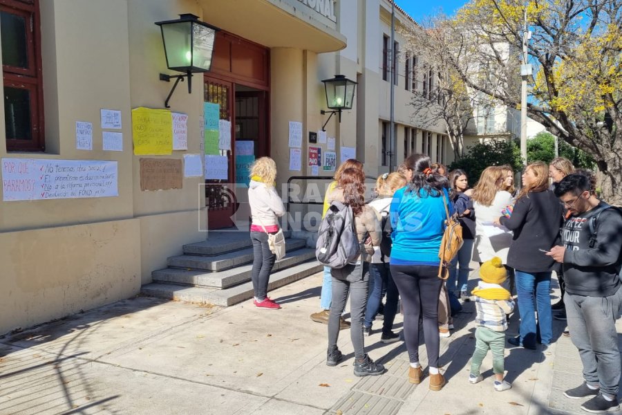 Manifestaci&oacute;n frente al Colegio Nacional por parte de profesores.