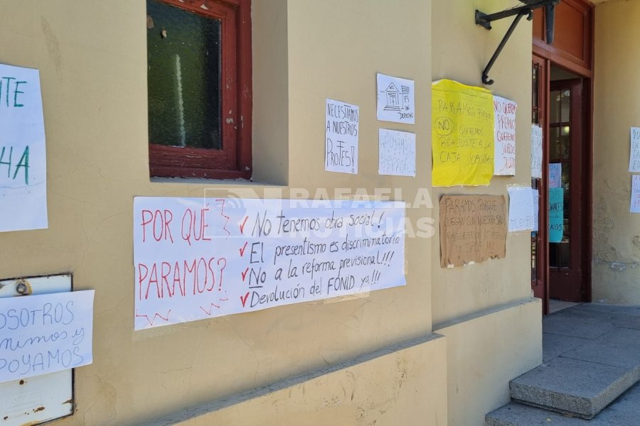 Carteles con reclamos en el Colegio Nacional.