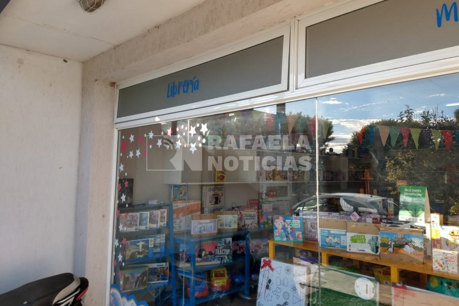 La peque&ntilde;a ventanita superior por donde ingresaron los malvivientes.