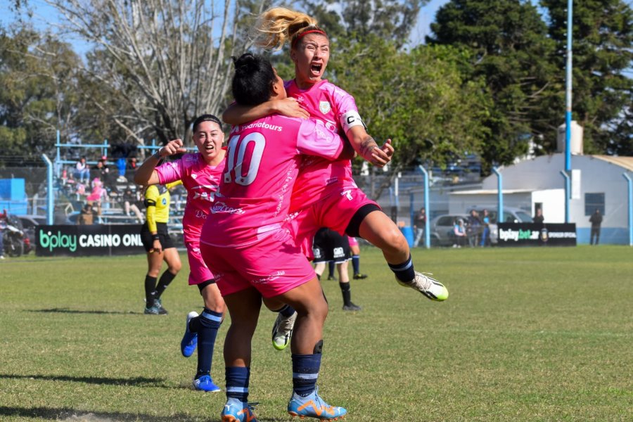 La capitana Marianela Gauna celebra uno de los tantos de la victoria "celeste"