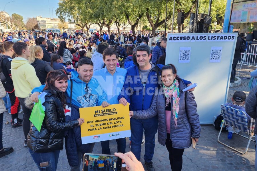 Parejas adjudicatarias, junto al intendente Viotti.