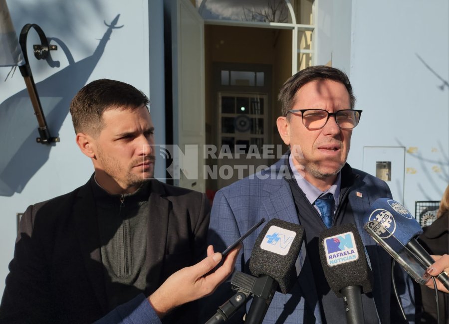 El ministro formulando declaraciones junto al intendente.