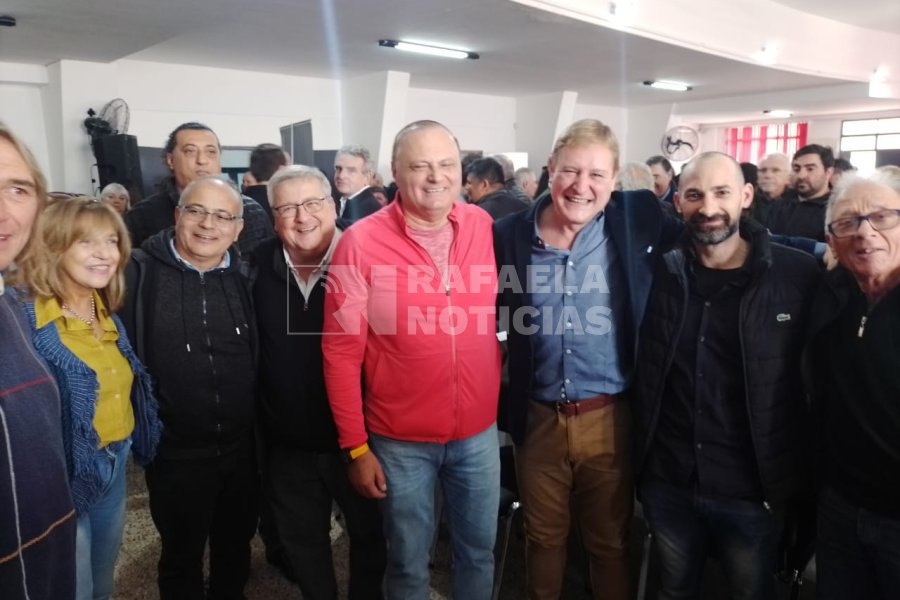 Dirigentes rafaelinos junto a Guillermo Cornaglia.