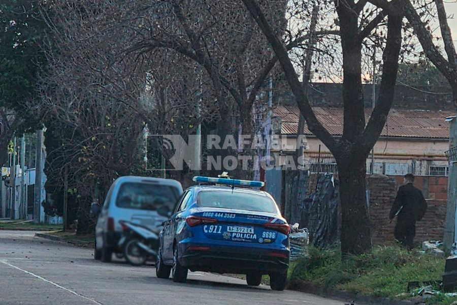 La polic&iacute;a trabajando en 14 de Julio al 600, donde se produjo uno de los robos denunciados este domingo.