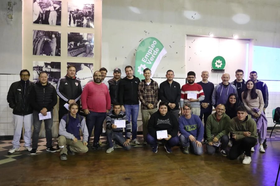 El grupo de instaladores que particip&oacute; de la capacitaci&oacute;n.