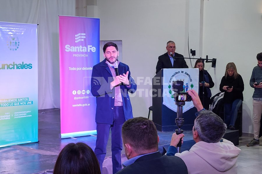 El gobernador Pullaro hablando en el acto de este lunes.