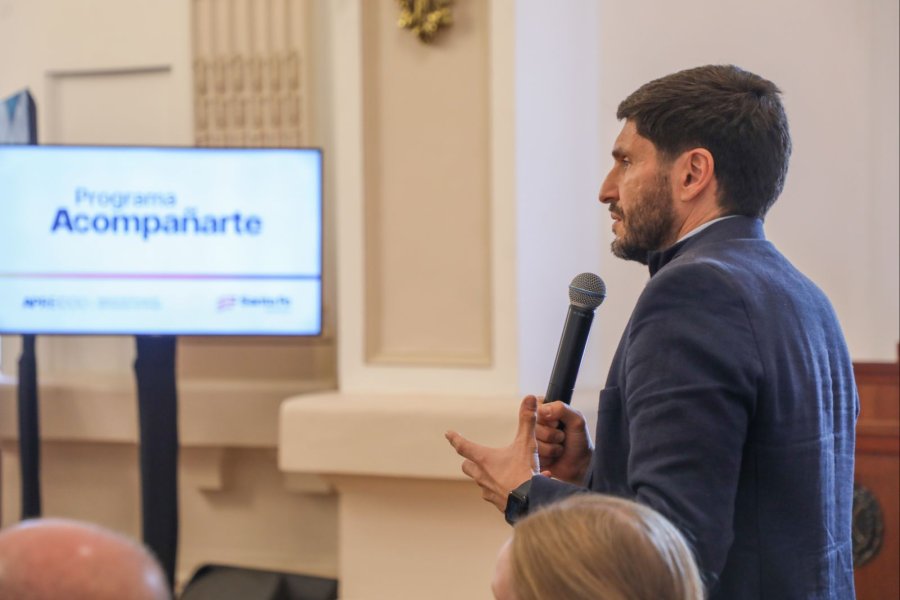 El gobernador hablando en el acto.