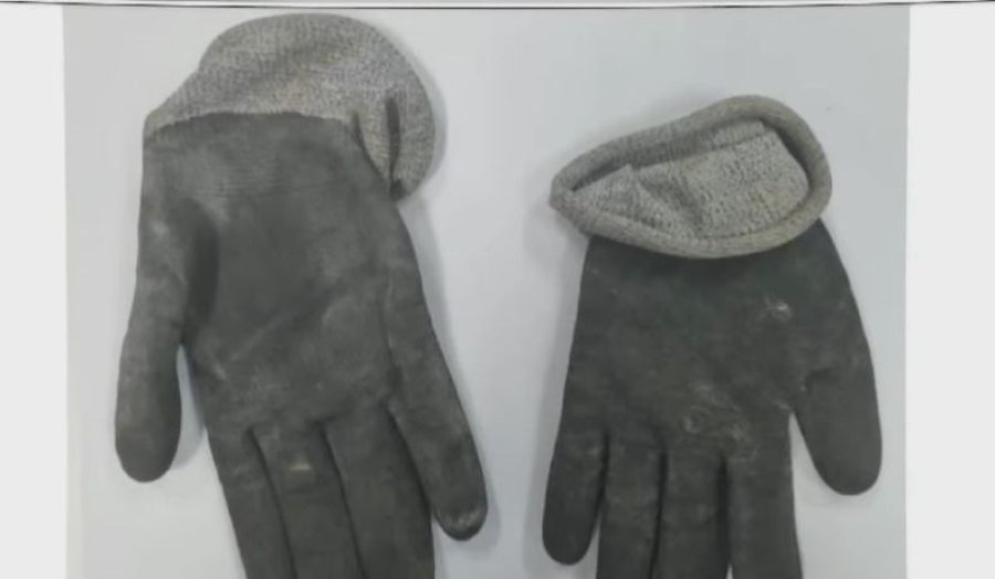 Los guantes hallados en los autos del matrimonio detenido.
