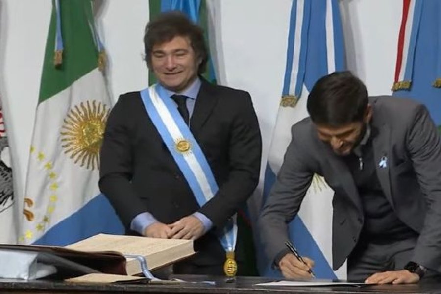 Maximiliano Pullaro en la firma del Pacto de Mayo en Tucum&aacute;n