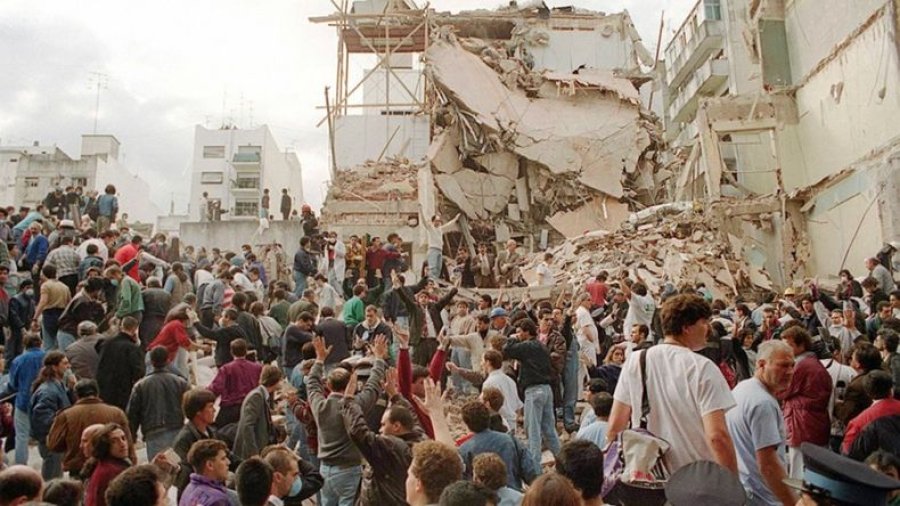 El 18 de julio de 1994 una bomba hizo explotar la sede de la AMIA ubicada en la calle Pasteur 633.