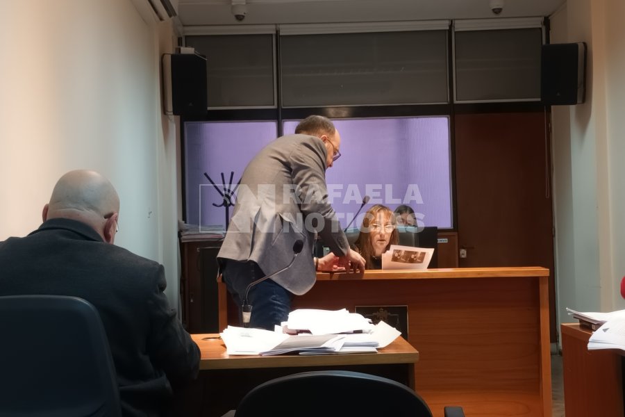 El fiscal Loyola exhibiendo evidencias a la jueza Fortunato