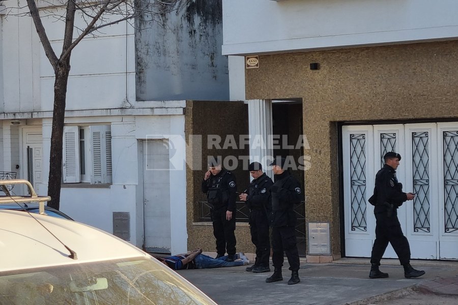 El sujeto detenido, tras ser reducido.