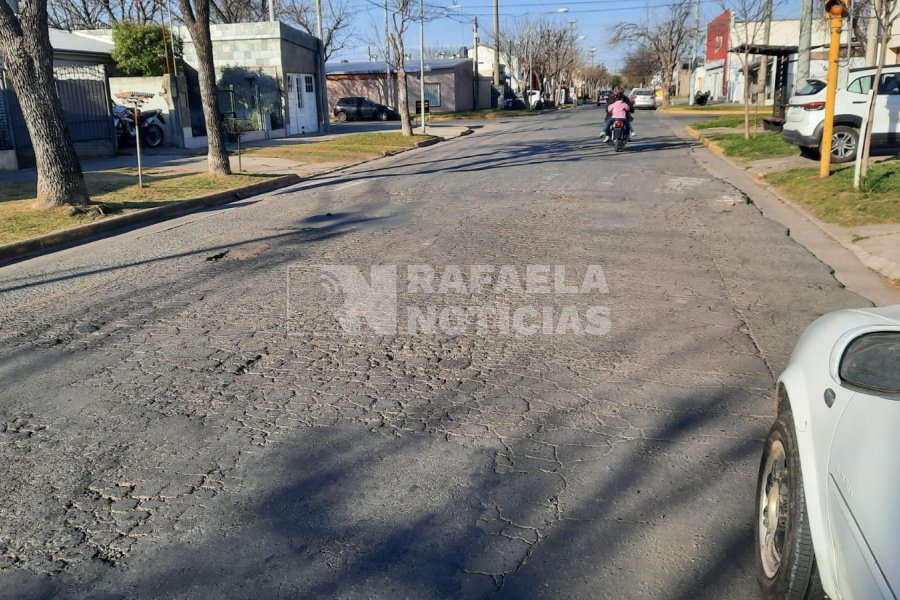 Estado de calle V&eacute;lez Sarsfield en barrio Los Nogales.