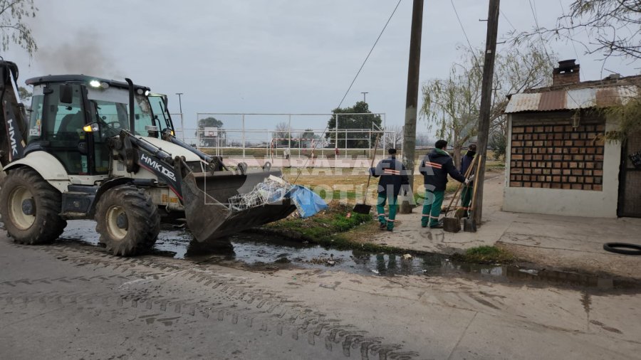 Tambi&eacute;n se limpiaron los alrededores del play&oacute;n deportivo.