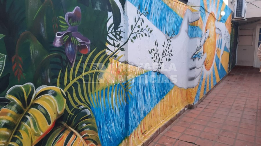 Mural en el ingreso al centro de salud