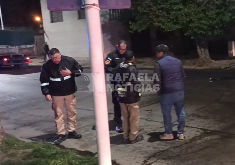 De campera azul, y de espaldas, el camionero involucrado en el siniestro.