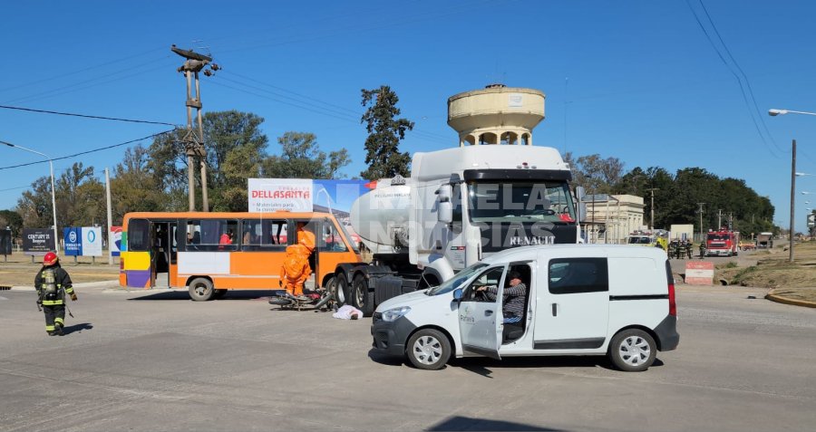 Bomberos entrando al minibus, mientras otros heridos esperan asistencia.