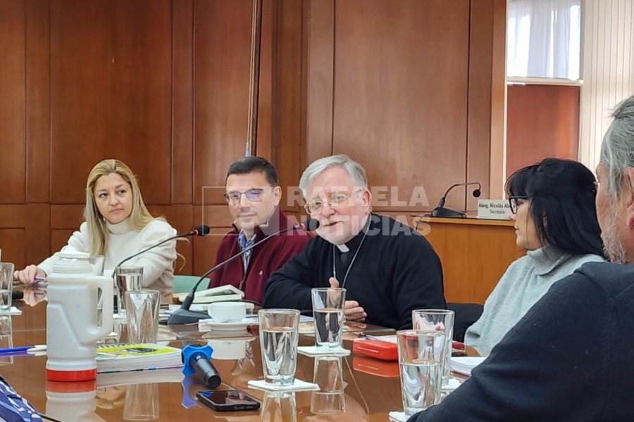 Monse&ntilde;or Torres, obispo de Rafaela, durante la reuni&oacute;n con los concejales.