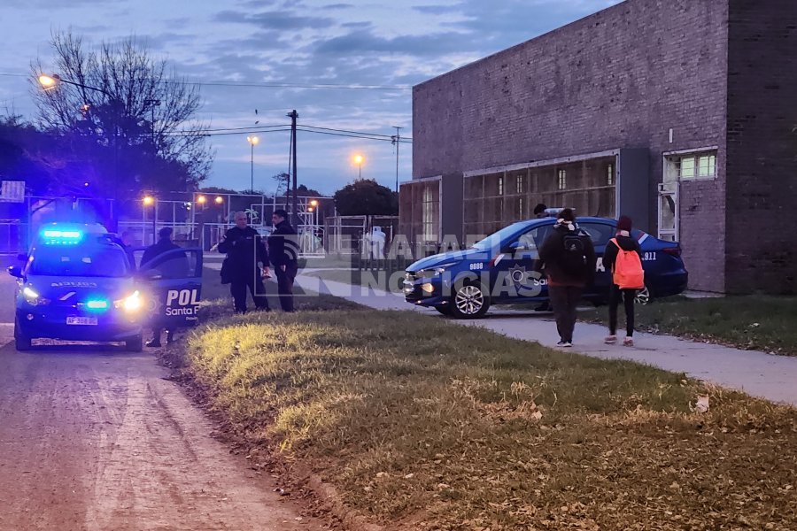 Polic&iacute;as custodiando la escuela Pedroni, a principios de junio de este a&ntilde;o.,