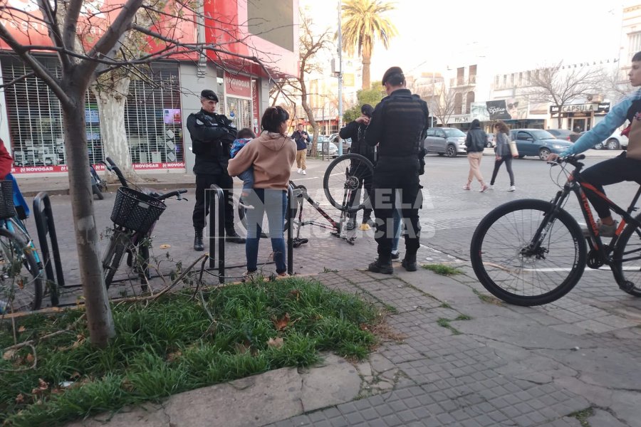Polic&iacute;as intentando determinar el origen de una bicicleta en pleno centro.