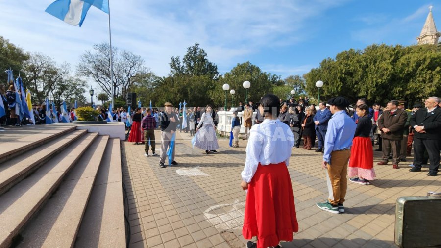 Alumnos de la Escuela Rivadavia bailaron una cueca.