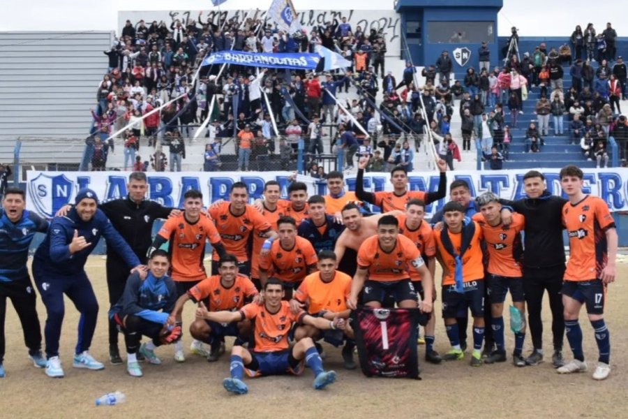Los jugadores del "negro" celebran la clasificaci&oacute;n a la final con su gente