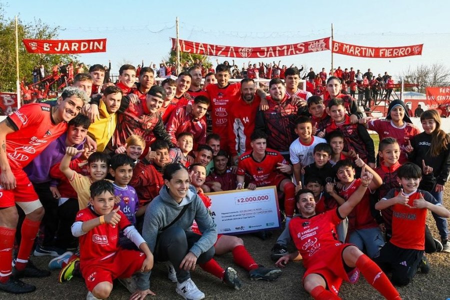 Los jugadores de Ferro celebran la clasificaci&oacute;n con el cheque por $2 millones