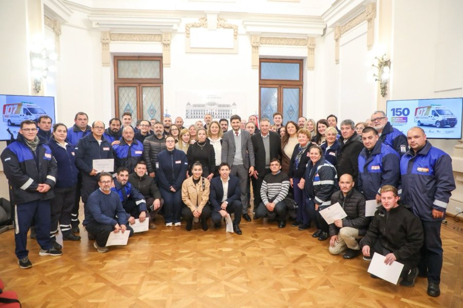 Pullaro con los empleados que trabajaron en la reparaci&oacute;n de las ambulancias