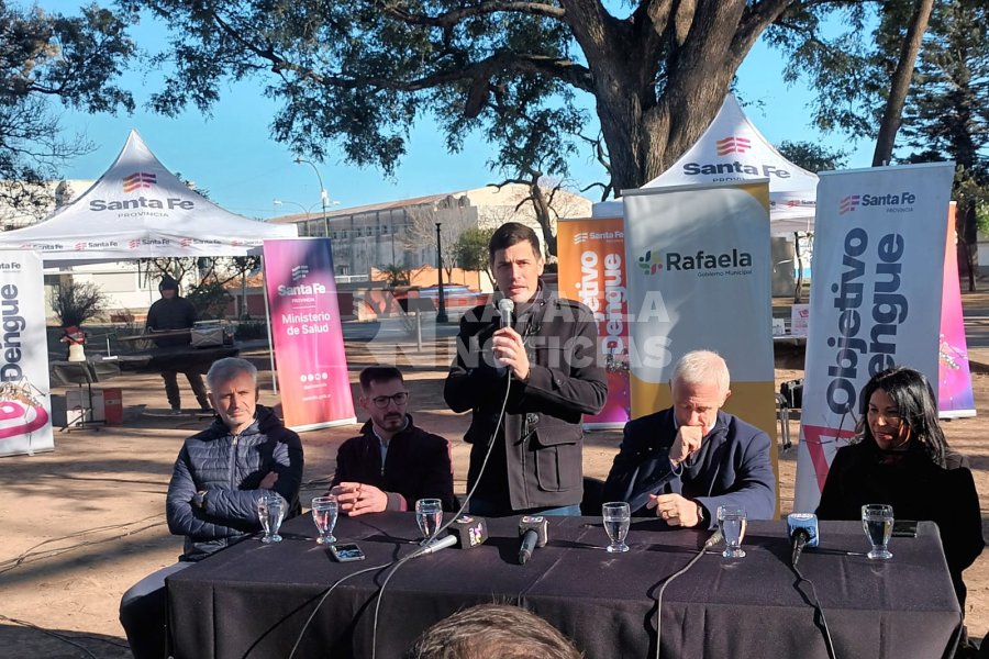 El intendente Viotti y funcionarios durante la presentaci&oacute;n.