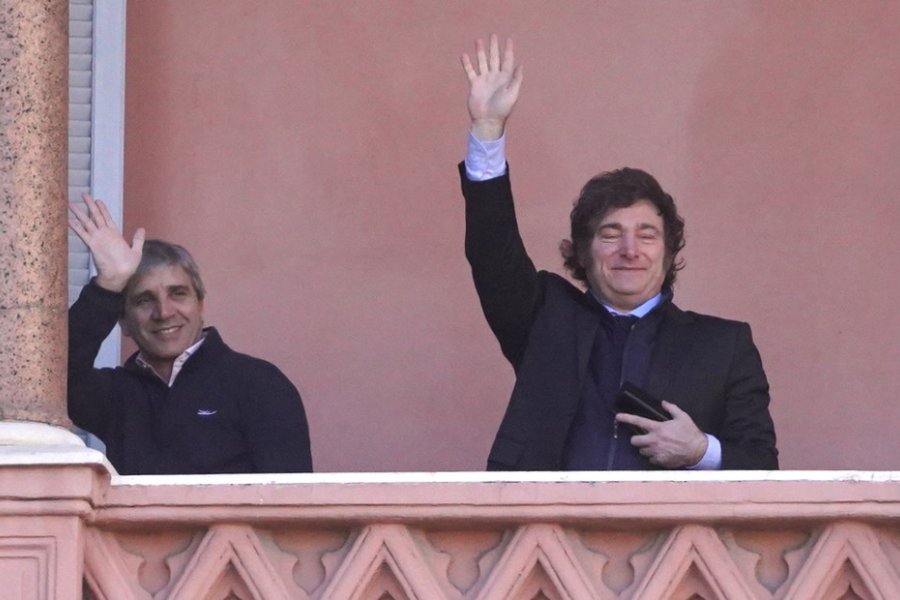 El presidente Javier Milei y el Ministro de Econom&iacute;a Luis Caputo saludan desde balc&oacute;n la Casa Rosada