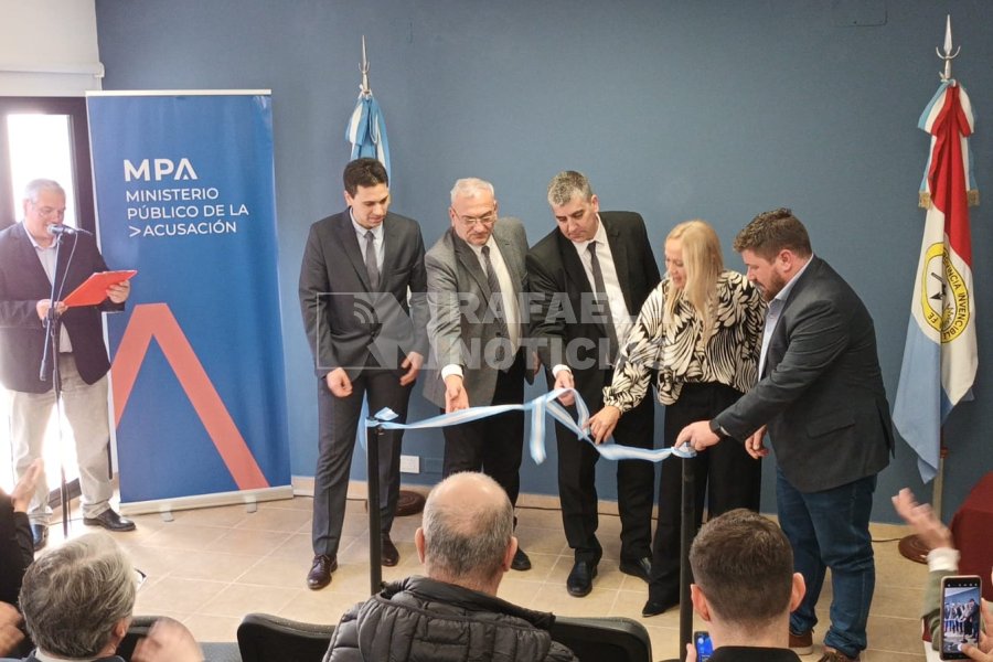 Momento del corte de cintas en la nueva sede.