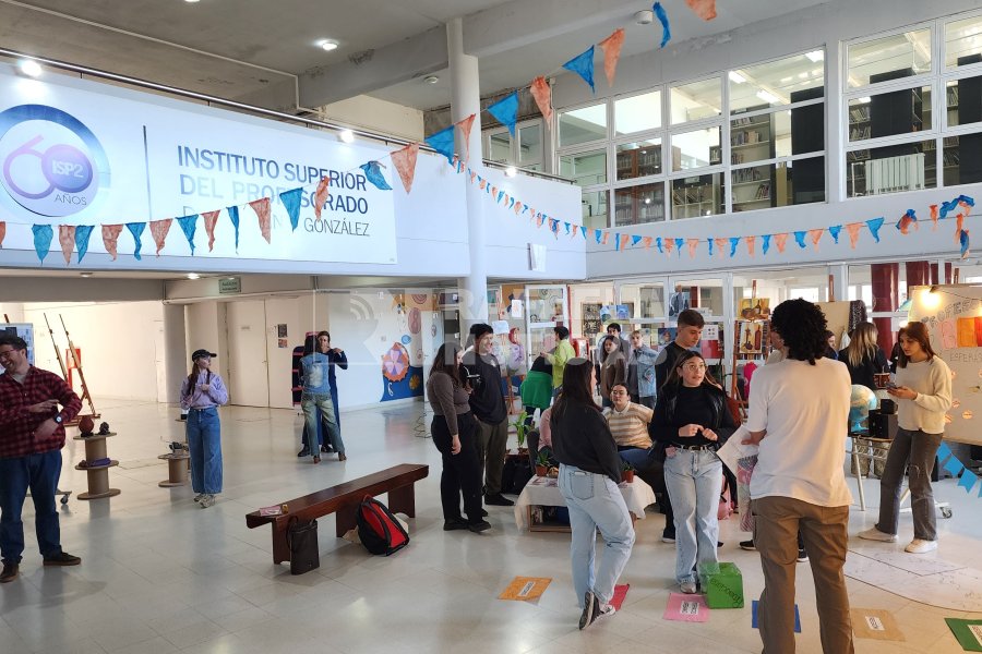Mucho inter&eacute;s demostraron estudiantes y familias que concurrieron a la jornada.