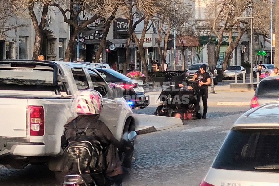 Uno de los sujetos en el momento de ser reducido.