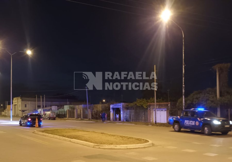 M&ograve;viles policiales en Gabriel Maggi al 100, donde ocurri&oacute; el hecho.