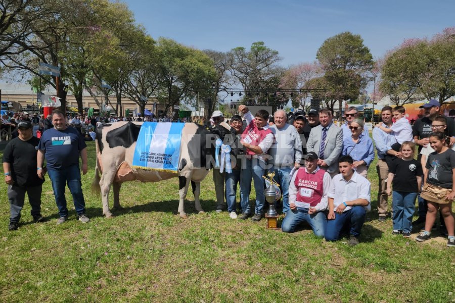 El equipo de Barberis Cavallero junto al jurado y autoridades.